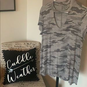 Camo keyhole 24/7 Tee